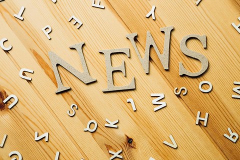 News word on wooden table