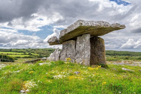 Dolmen of Poulnabrone, probably between 4200 a. C. and 2900 a. C., The Burren, County Clare,