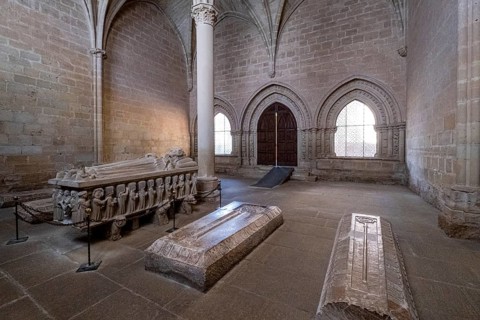 Gräber der Äbtissinnen, Kapitelsaal, 12. Jahrhundert, Kloster Santa María de San Salvador de Cañas,