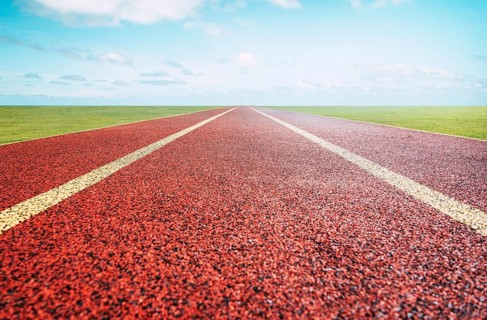 Rote Laufstrecke mit Himmelhintergrund
