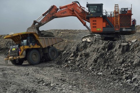 190 ton digger loading a 130 ton tiptruck at Stockton open cast coal mine, Westland
