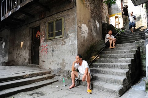 04.08.2012, Chongqing, China, Asia, Men sit on the steps in front of an old house in the old town