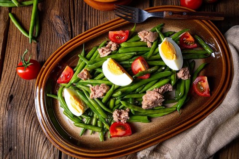 Rustic green bean salad with egg and tuna