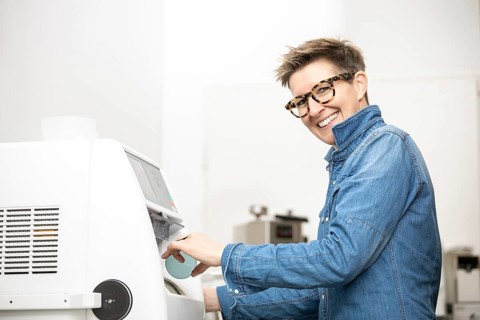 An image of a woman hone the edge of the eyeglasses