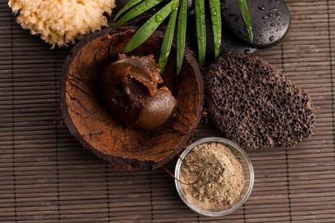Homemade body peeling with sugar, olive oil and face mask
