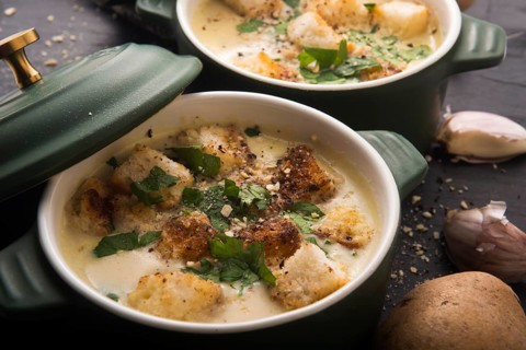 Garlic soup with potatoes