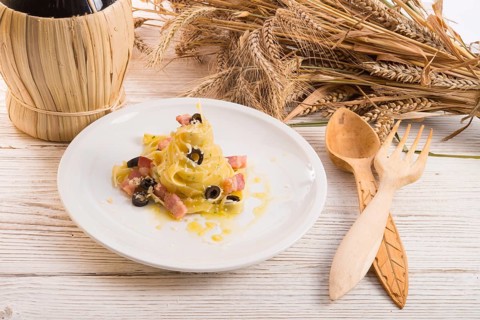 Tagliatelle with bacon and blacken to olive ones