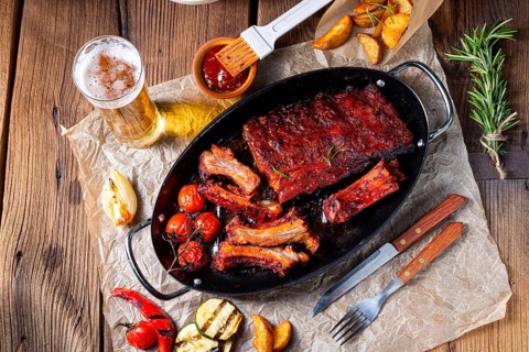 Grilled ribs in a spicy marinade with salad and vegetables