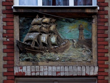 On a house in ulica Lawendowa around 1900, three-master in a harbour entrance