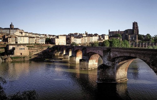 Albi, city view with the cathedral Sainte-Cécile, view over the Tarn