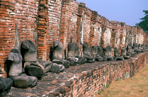 Wat Phra Mahathat was built during the reign of Borommaracha I (Boromma Rachathirat I) or Khun
