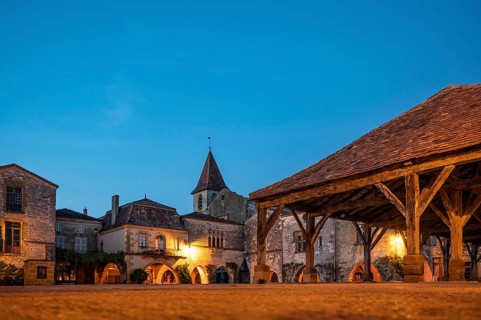 Die blaue Stunde an der Place des Cornieres mit Beleuchtung, dem zentralen Stadtplatz der Bastide