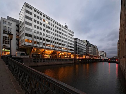 Fleet at Jungfenstieg in Hamburg in the late evening
