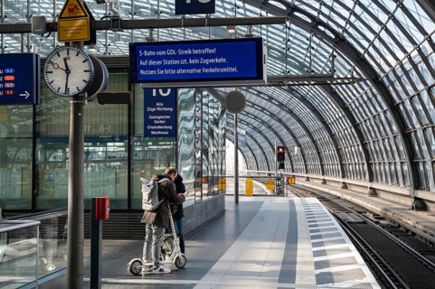 07.03.2024, Berlin, Germany, Europe, Train travellers stand on a platform in Berlin's almost