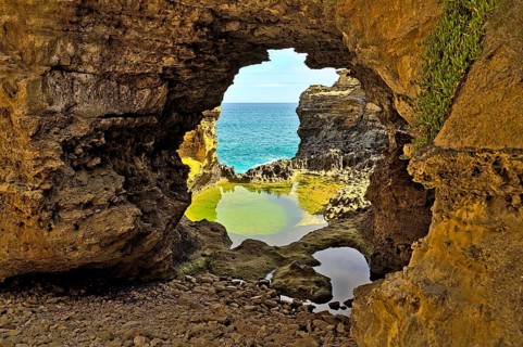 The Grotto at the Great Ocean Road during daytime. I used a polarizer to avoid reflections in the