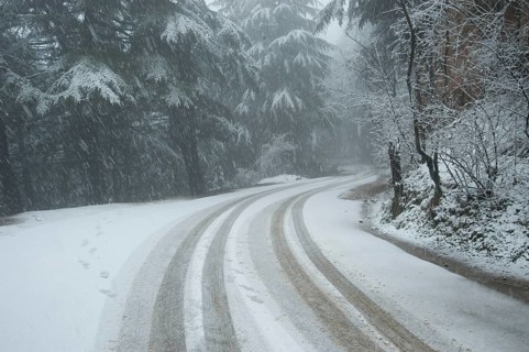 Snow covered ghat road, shankaracharya temple, srinagar, kashmir, india, asia