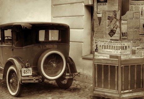Like an old times scene- this photos shows a row of historical cars of the 30s-40s, shot in St.