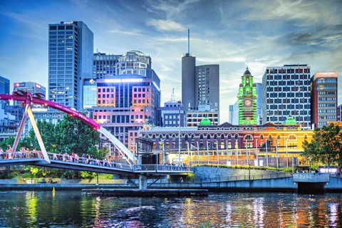Evening atmosphere in Melbourne on the Yarra River with the Evan Walker Bridge and Flinders Street