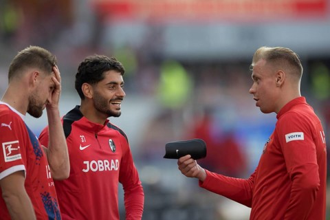 Football match, Eren DINKCI SC Freiburg centre laughing in conversation with former colleague