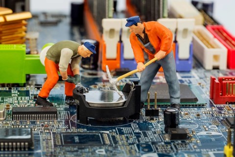 Computer board and worker, symbol photo for computer, malfunction, maintenance, data security