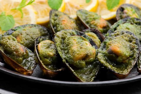 Seafood mussels with lemon, parsley and garlic