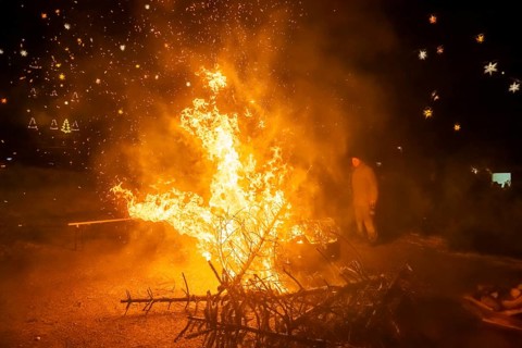 Christmas tree burning on the Kleinnauendorf fairground. The local history association G-Haus