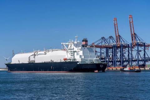 LNG tanker Bushu Maru, sailing under the flag of the Bahamas, transports liquefied natural gas from