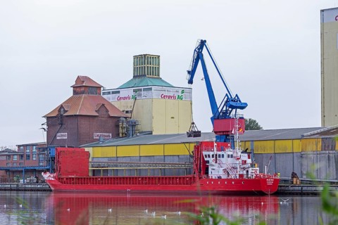 Cargo ship, loading crane, harbour, Kiel Canal, Rendsburg, Schleswig-Holstein, Germany