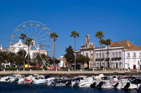 View over the marina, harbour, on Ferris wheel, boats, city archway, archway, Arco da Vila, old