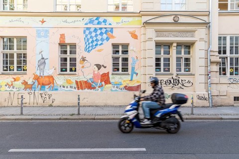 Colourful facade painting with motifs for children at the 15th primary school on Görlitzer Straße