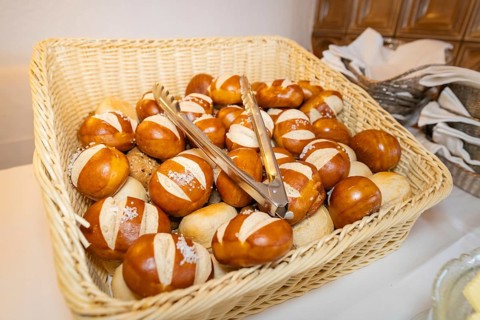 A basket with bread rolls and tongs arranged on a buffet, Europäischer Hof, Königsbach, Germany