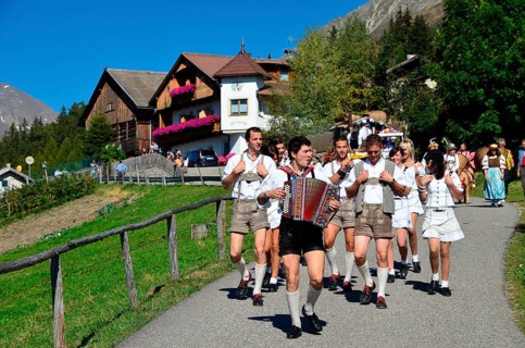 Procession, alpine pasture festival, alpine pasture drive, alpine pasture farmers, in traditional