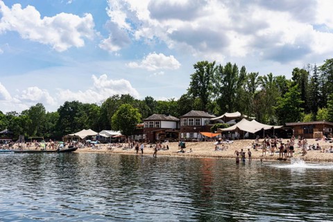 Strandbad Plötzensee, building from the twenties in the background, people as accessories, Wedding,