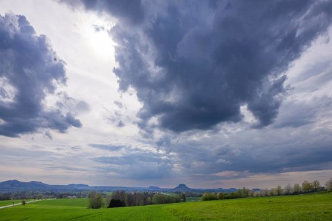 The Kirschallee from Altendorf to Rathmannsdorf with the Königstein Fortress and the Lilienstein on