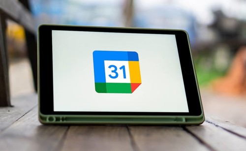 Google Calendar logo is displayed on smartphone.