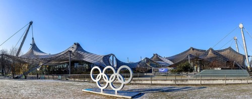 Panoramic photo of the sculpture of the Olympic rings and in the background the Olympic site with