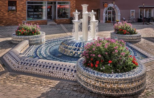 In 2003, the porcelain fountain was redesigned by the porcelain manufacturer Barbara Flügel. Its