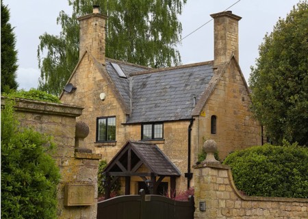 A beautiful romantic cottage in the popular Cotswold village of Broadway in England