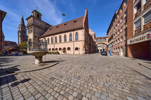 Gänsemännchenbrunnen, fountain, historic buildings, church tower, St. Sebaldus Church, residential