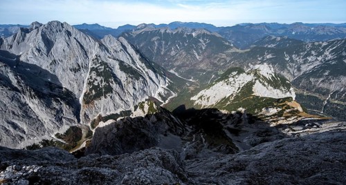 Mountain panorama from the summit of the Gamsjoch, view of Laliderer Tal and Rißtal with summit