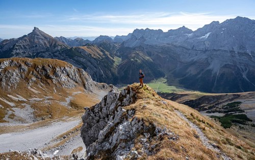 Mountaineers on a hiking trail at the Gamsjoch, picturesque mountain landscape in autumn, view of