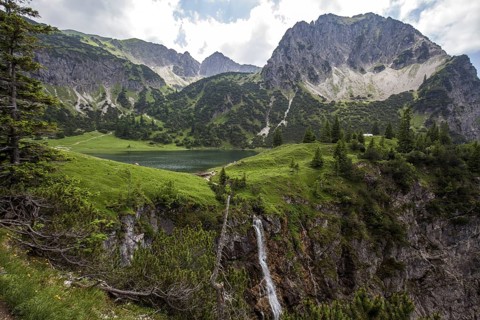 View from the hiking trail from Gaißalpe to Unterer Gaißalpsee, behind Gaißalpsee and Rubihorn,