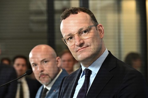 On the right, the chairman of the CDU/CSU parliamentary group, Jens Spahn (CDU), and his deputy