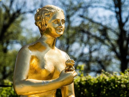 Golden sculpture, woman, Herrenhausen Gardens, Baroque garden at castle Herrenhausen, Herrenhäuser