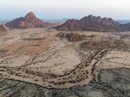 Spitzkoppe (1728 m) - on the left - and Pondok Mountain majestically rise above the surrounding