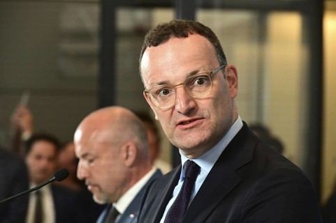 On the right, the chairman of the CDU/CSU parliamentary group, Jens Spahn (CDU), and his deputy