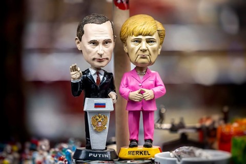 Comic figures in a shop window, Russian President Vladimir Putin and former German Chancellor