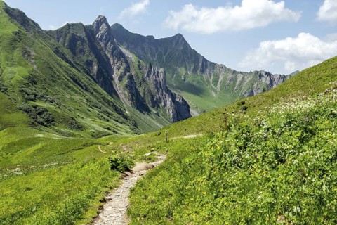 Hiking trail to the Hochalp Pass, Bärgunttal, behind Höferspitze, Weißer Schrofen and Heiterberg,