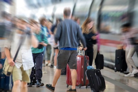 Frankfurt, airport long-distance railway station: Passengers boarding and alighting at a stopping