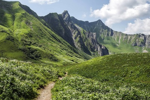 Hiking trail to the Hochalp Pass, Bärgunttal, behind Höferspitze, Weißer Schrofen and Heiterberg,